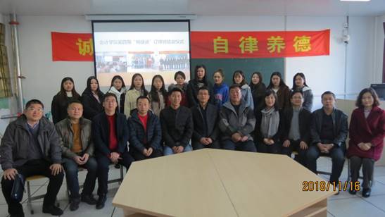 8.校企领导与学生合影