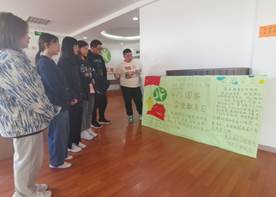 人们站在房间里描述已自动生成