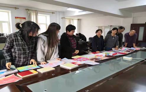 说明: 一群人在桌子边描述已自动生成