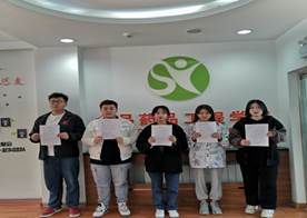 一群人站在室内合影中度可信度描述已自动生成