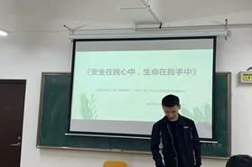 男人站在电视前描述已自动生成