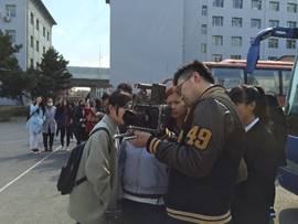说明: 男人站在街道上描述已自动生成